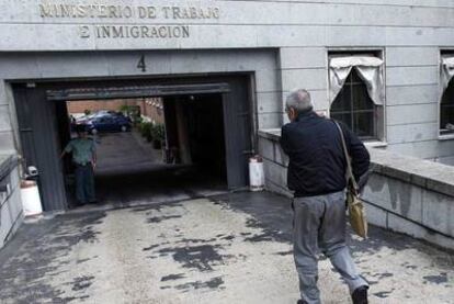 Cándido Méndez se dirige a la reunión ayer en la sede del Ministerio de Trabajo.