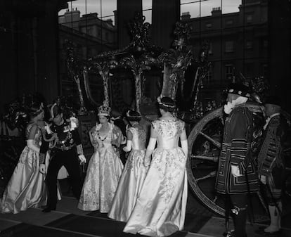 Isabel II preparándose para su vuelta a Buckingham tras la ceremonia de coronación en Westminster. Ya en palacio tuvieron lugar dos banquetes de coronación, cuyos invitados eran familiares, miembros de la realeza y dignatarios británicos y extranjeros.