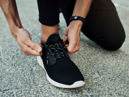 Artículo de EL PAÍS Escaparate que describe las zapatillas más cómodas de Skechers para hombre rebajadas en Amazon