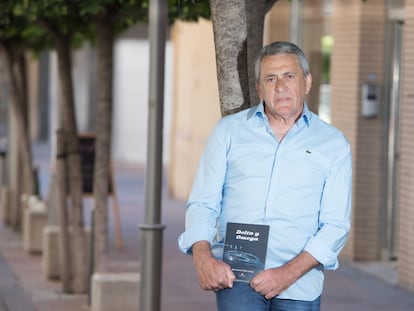 El inspector Óscar Fraile, con el libro 'Delta y Omega' en una imagen de Javier Roda cedida por el autor.