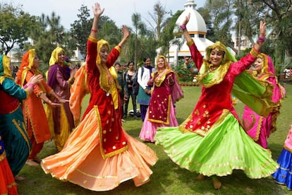 Un grupo de mujeres indias vestidas con trajes tradicionales Punjabi bailan con motivo del Día Interancional de la Mujer, en Amritsar (India).