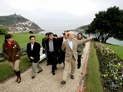 Odón Elorza pasea, ayer, por los jardines de Miramar acompañado de miembros de su candidatura.