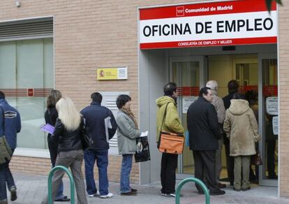 Un grupo de personas en una oficina de empleo en Madrid.