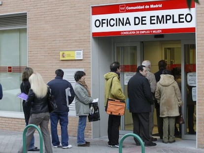 Un grupo de personas en una oficina de empleo en Madrid.