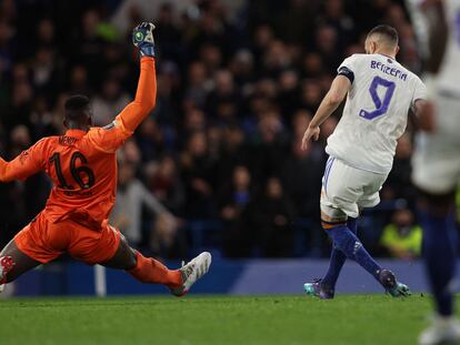 Karim Benzema marca el tercer gol ante la estirada inútil de Edouard Mendy.