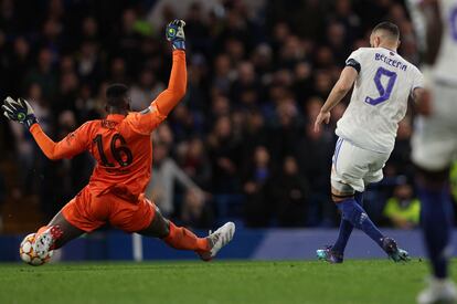 Karim Benzema marca el tercer gol ante la estirada inútil de Edouard Mendy.