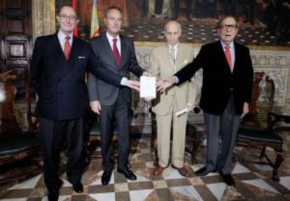 El presidente de la Generalitat, Alberto Fabra (2i), junto a los miembros del Alto Consejo Consultivo de I?, Jaime Lamo de Espinosa (i), Ramón Tamames (d) y Santiago Grisolía (2d), durante la presentación del "Informe sobre la deuda, el déficit y la financiación de la Comunitat Valenciana.