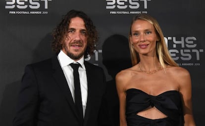 Carles Puyol con su pareja, Vanesa Lorenzo, en los premios The Best.