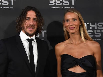 Carles Puyol con su pareja, Vanesa Lorenzo, en los premios The Best.