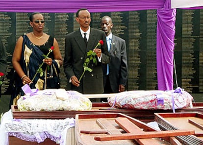 El presidente de Ruanda, Paul Kagame, junto a su esposa, durante el acto de conmemoración del genocidio de Ruanda, ayer en Kigali.