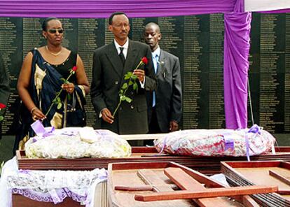 El presidente de Ruanda, Paul Kagame, junto a su esposa, durante el acto de conmemoración del genocidio de Ruanda, ayer en Kigali.