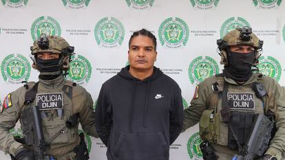Larry Changa en custodia de la Policía de Investigación Criminal de Colombia, el 1 de julio.