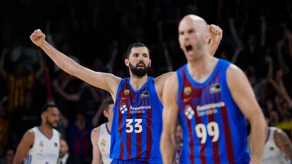 Mirotic, con Calathes en primer plano, festeja el triunfo azulgrana en el Palau.