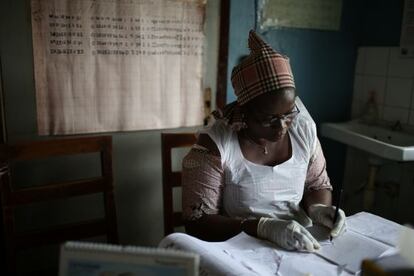 Aminata Camara, enfermera en el centro de salud comunitario Ross Road en Freetown (Sierra Leona), en junio de 2015.