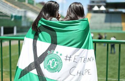 Aficionados rinden tributo al Chapecoense tras la tragedia.