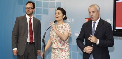 Antonio Hernando, Laura Seara y Pachi Vázquez, ayer, en la sede del PSdeG en Santiago.