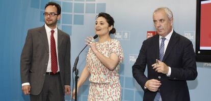 Antonio Hernando, Laura Seara y Pachi V&aacute;zquez, ayer, en la sede del PSdeG en Santiago.