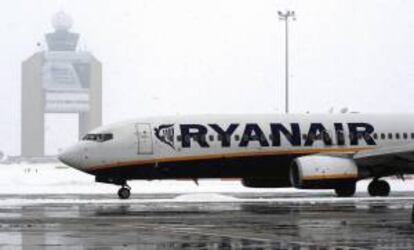 La Confederación Española de Organizaciones de Amas de Casa, Consumidores y Usuarios (Ceaccu) solicitará a la Dirección General de Aviación Civil que investigue a Ryanair por los aterrizajes de emergencia por falta de combustible de tres de sus aviones el mismo día en el aeropuerto de Valencia.
EFE/Archivo