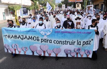 Asistentes a la Caminata por la paz, convocada por el obispo Ramón Castro, en Cuernavaca, Morelos (México)
