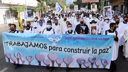 Asistentes a la Caminata por la paz, este sábado en Cuernavaca.