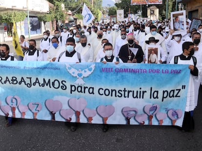 Asistentes a la Caminata por la paz, convocada por el obispo Ramón Castro, en Cuernavaca, Morelos (México)