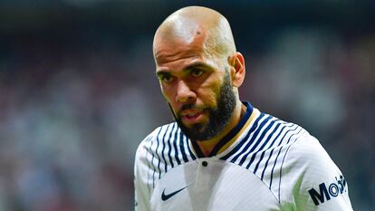 Dani Alves, durante un partido con Pumas de la Liga mexicana.