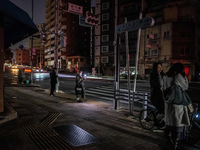 Zona residencial sin luz en Koto, cerca de Tokyo, este miércoles.