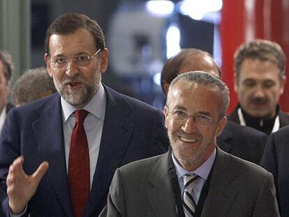 Arriola, en primer término, acompaña a Rajoy al primer debate televisado de éste con Zapatero.