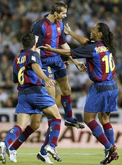 Philipe Cocu celebra con Ronaldinho y Xavi un gol de su equipo frente el Albacete.