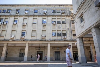 Acceso a los juzgados sevillanos del Prado de San Sebastián, el 1 de julio de 2025.