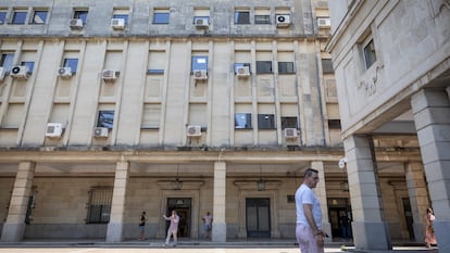 Acceso a los juzgados sevillanos del Prado de San Sebastián, el 1 de julio de 2025.