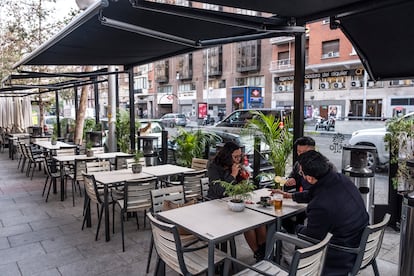 Tres personas solas en una terraza, en la zona de bares de la calle de Ponzano el pasado mes de diciembre.