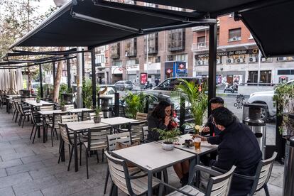 Tres personas solas en una terraza, en la zona de bares de la calle de Ponzano el pasado mes de diciembre.