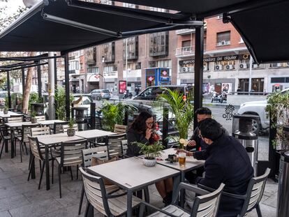 Tres personas solas en una terraza, en la zona de bares de la calle de Ponzano el pasado mes de diciembre.