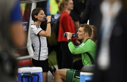 El portero Manuel Neuer y su novia Kathrin Gilch beben tras el partido