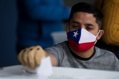 Un hombre vota el día del plebiscito constitucional en el Estado Nacional en Santiago de Chile.