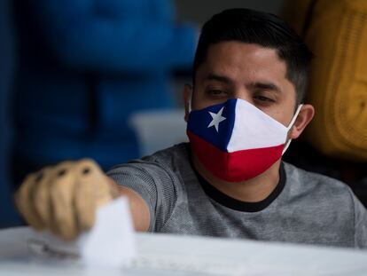 Un hombre vota el día del plebiscito constitucional en el Estado Nacional en Santiago de Chile.