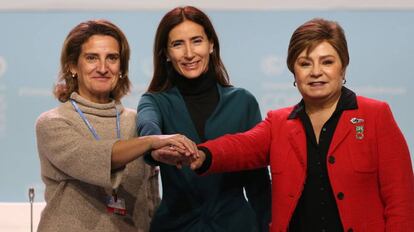 La ministra en funciones para la Transición Ecológica, Teresa Ribera, su homóloga chilena, Carolina Schmidt, y la secretaria Ejecutiva de la ONU sobre Cambio Climático, Patricia Espinosa.