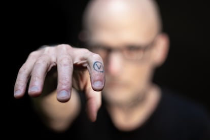 DJ Moby shows his tattoo