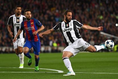 El jugador de la Juventus Gonzalo Higuain golpea.