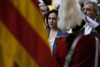 L'alcaldessa de Barcelona, Ada Colau, en l'ofrena al monument de Rafael Casanova.