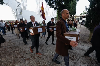 Autoridades y vecinos de Magallón trasladan al cementerio del pueblo los pequeños ataúdes con los restos de los 17 fusilados de la localidad que fueron trasladados en 1959 al Valle de Cuelgamuros sin el consentimiento de sus familias y que han sido recuperados de las criptas del mausoleo por un grupo de forenses. 