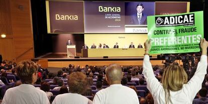 arios afectados por las ventas de la preferentes de Bankia protestan ayer en la junta de la entidad en Valencia.
