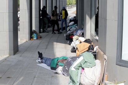 Ciudadanos malienses pernoctando en la calle Cuenca del Deba de Vitoria, el 26 de agosto.