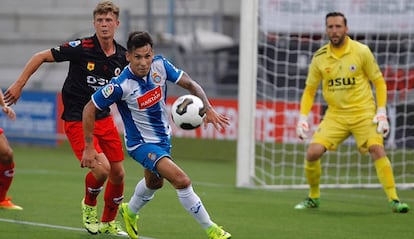 Hernán Pérez controla al balón en el duelo ante el Excelsior.