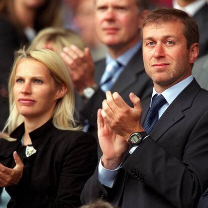 Roman e Irina Abramovich se divorciaron en 2007, tras 16 años de matrimonio. El acuerdo se llevó en secreto desde Moscú, pero se ha informado de que la cantidad que ella recibió supera los 323 millones de euros, a la que se sumaron diversas propiedades y vehículos, debido a la gran fortuna del dueño del equipo de fútbol Chelsea y dado que dicha magnitud de dinero fue construida durante el transcurso del matrimonio. Cuando la pareja se conoció, Roman era un hombre de negocios que vendía muñecas rusas y patos de goma. Durante los años noventa, el empresario aprovechó la nueva Rusia capitalista para acumular, hasta la fecha de su separación, 1.551 millones de euros. La pareja se acogió a la ley rusa para tramitar su divorcio, que tiende a repartir a partes iguales la riqueza generada durante el matrimonio.