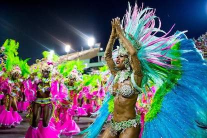 A escola de samba Mangueira, durante o desfile no sambódromo do Rio de Janeiro.