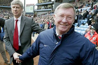 Wenger y Ferguson se saludan tras un partido de Copa en abril de 2004.