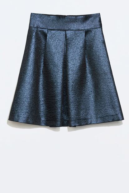 Falda azul metalizada. Es de Zara y cuesta 39,95 euros.