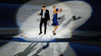 Los artistas canadienses Bryan Adams y Nelly Furtado actúan en la ceremonia de inauguración de los Juegos